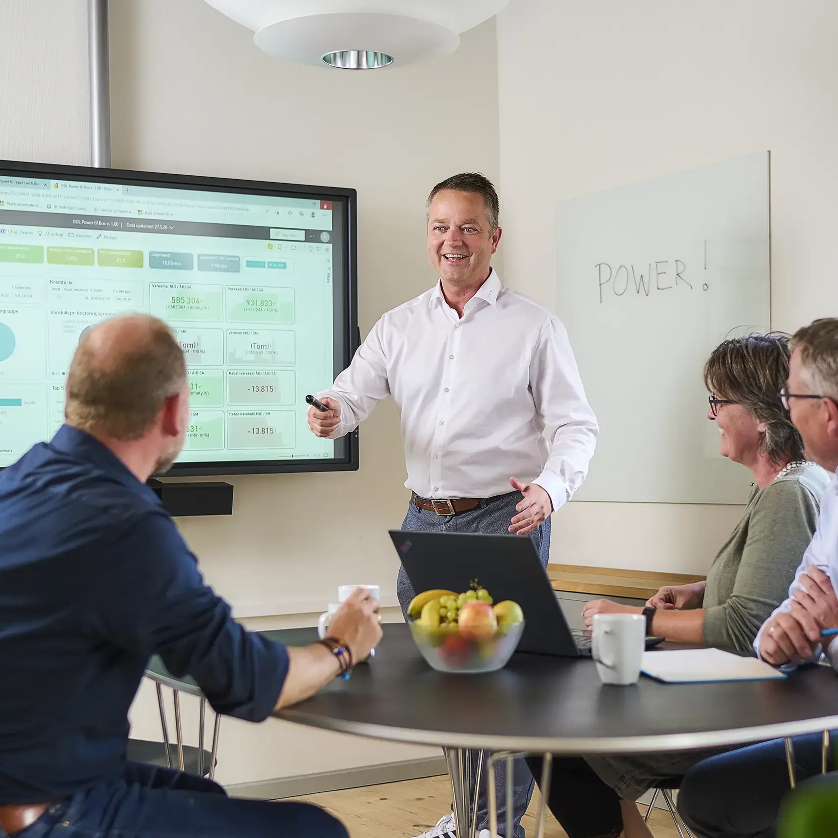 BDL-konsulent præsenterer løsning for kunder i mødelokale